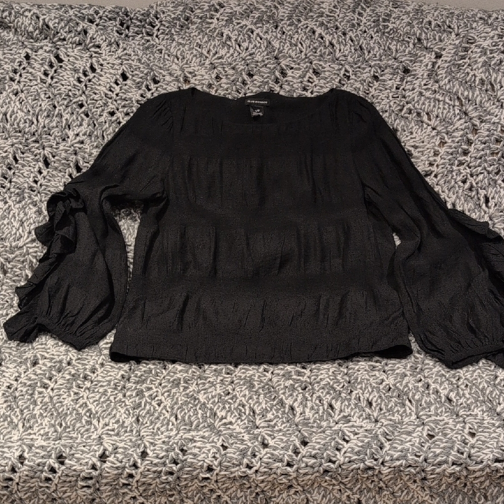 250 - ✨🤍 Main‑Character Ruffle Moment Blouse 🤍✨ Club Monaco | Size XS